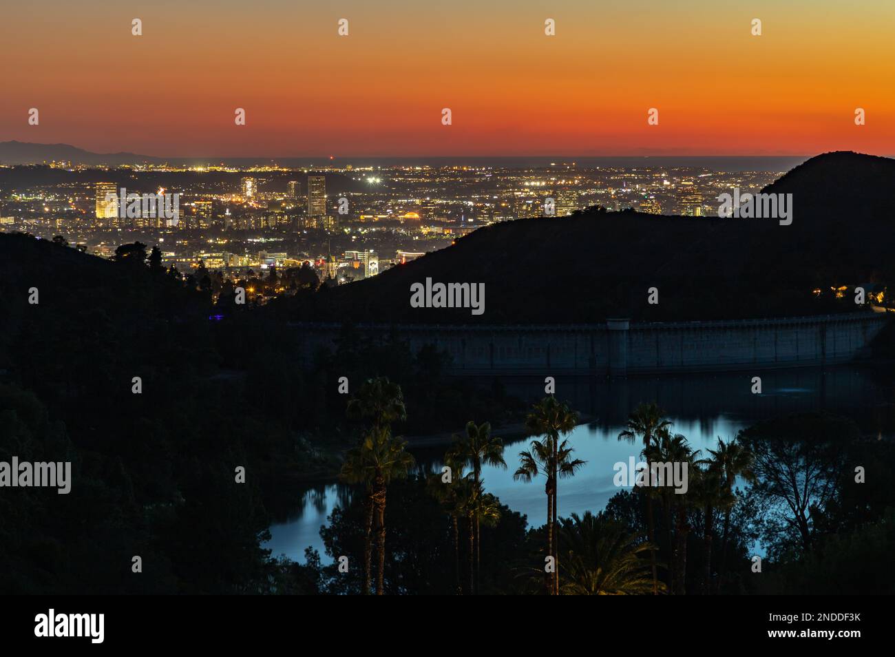Un'immagine del tramonto o della sera presto su West Los Angeles e sul lago artificiale di Hollywood. Foto Stock