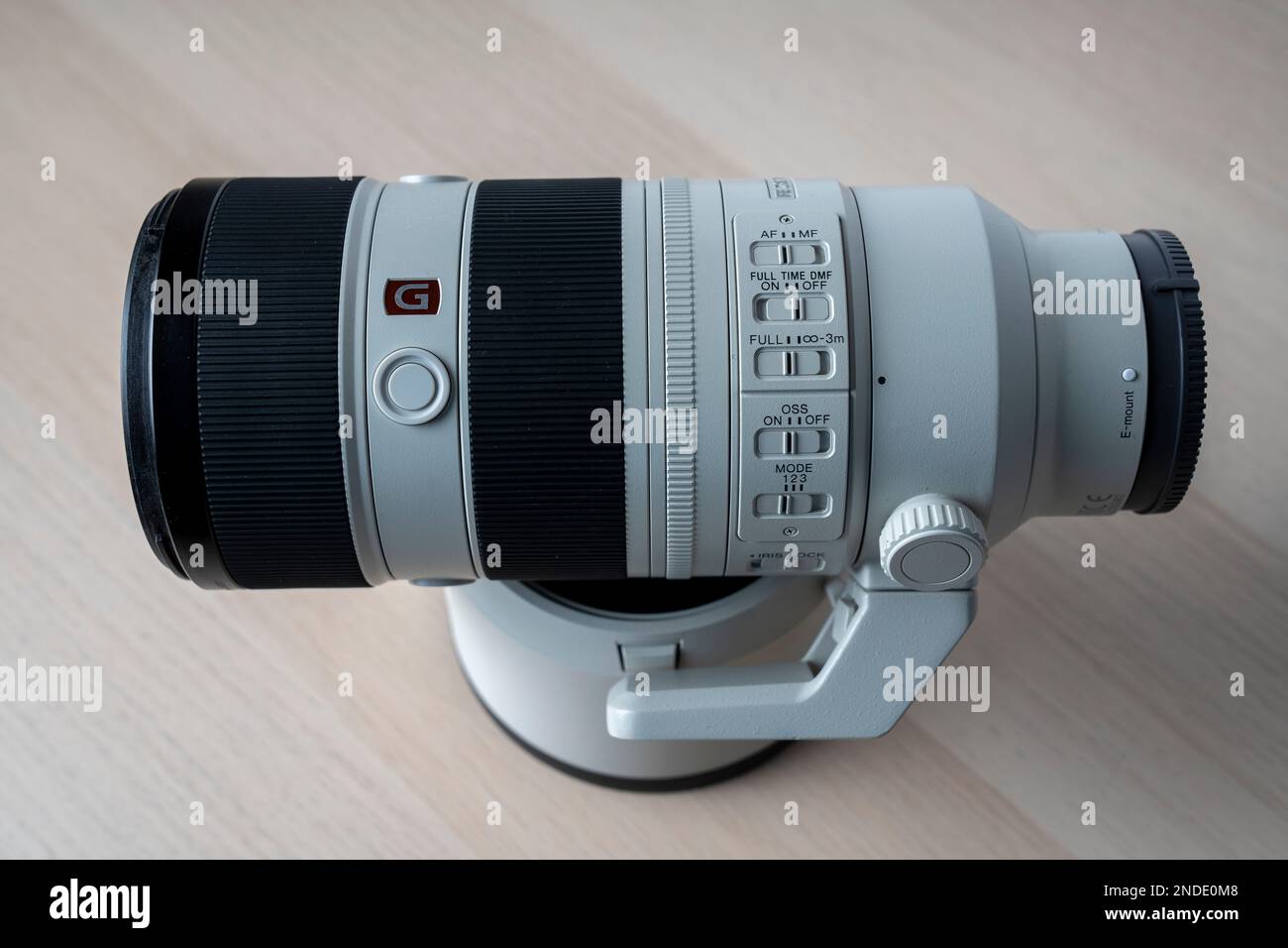 G-Master Sony FE 70-200mm F2,8 GM OSS II nuovo obiettivo per fotocamera mirrorless. Messa a fuoco selettiva, isolata su fondo bianco gr Foto Stock