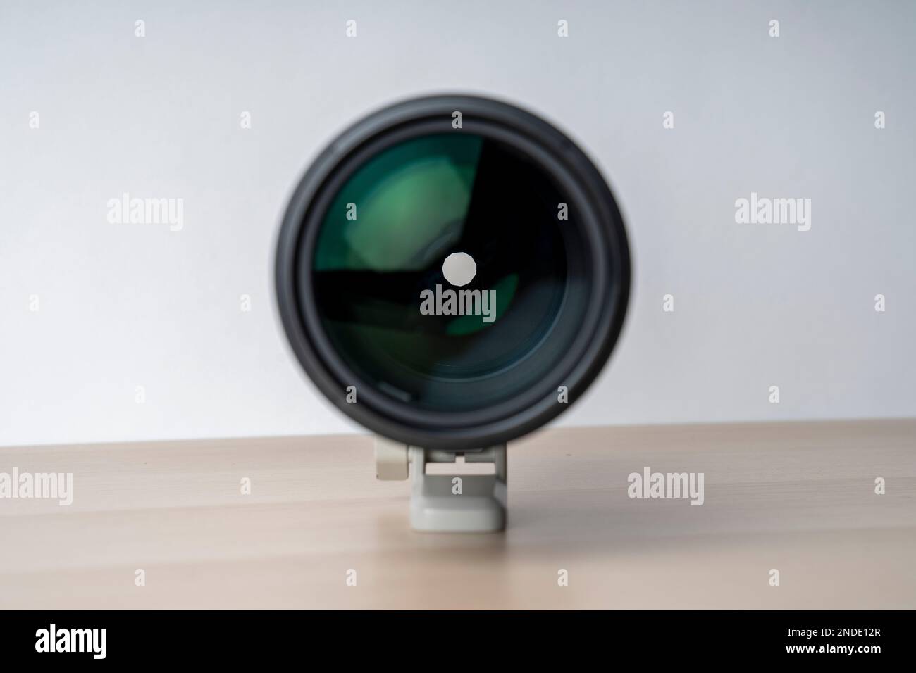 G-Master Sony FE 70-200mm F2,8 GM OSS II nuovo obiettivo per fotocamera mirrorless. Messa a fuoco selettiva, isolata su fondo bianco gr Foto Stock