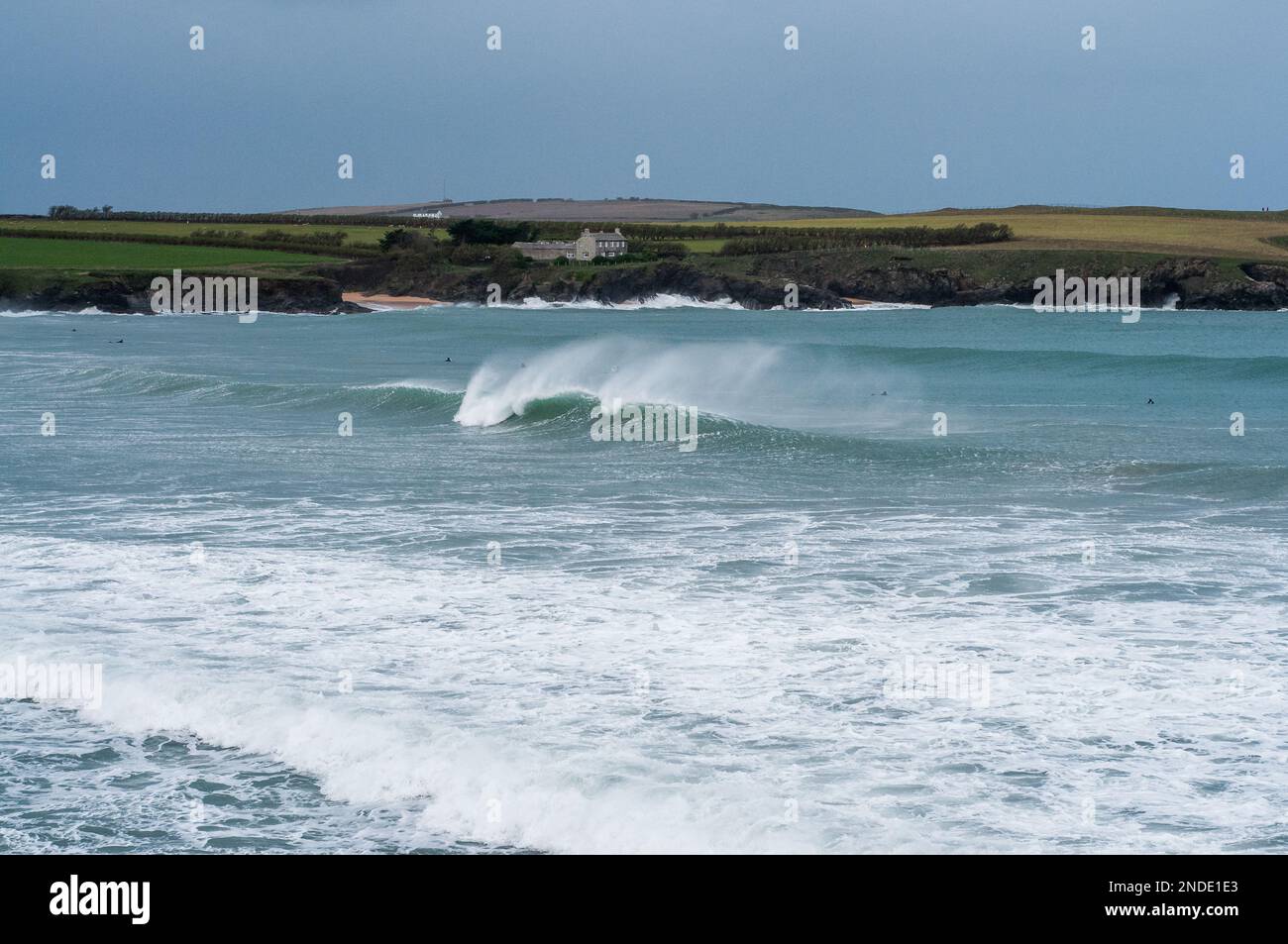 Onde temporesche che si infrangono a Harlyn Bay sulla North Cornwall Coast, Inghilterra, Regno Unito durante Storm Frank 2015 Foto Stock