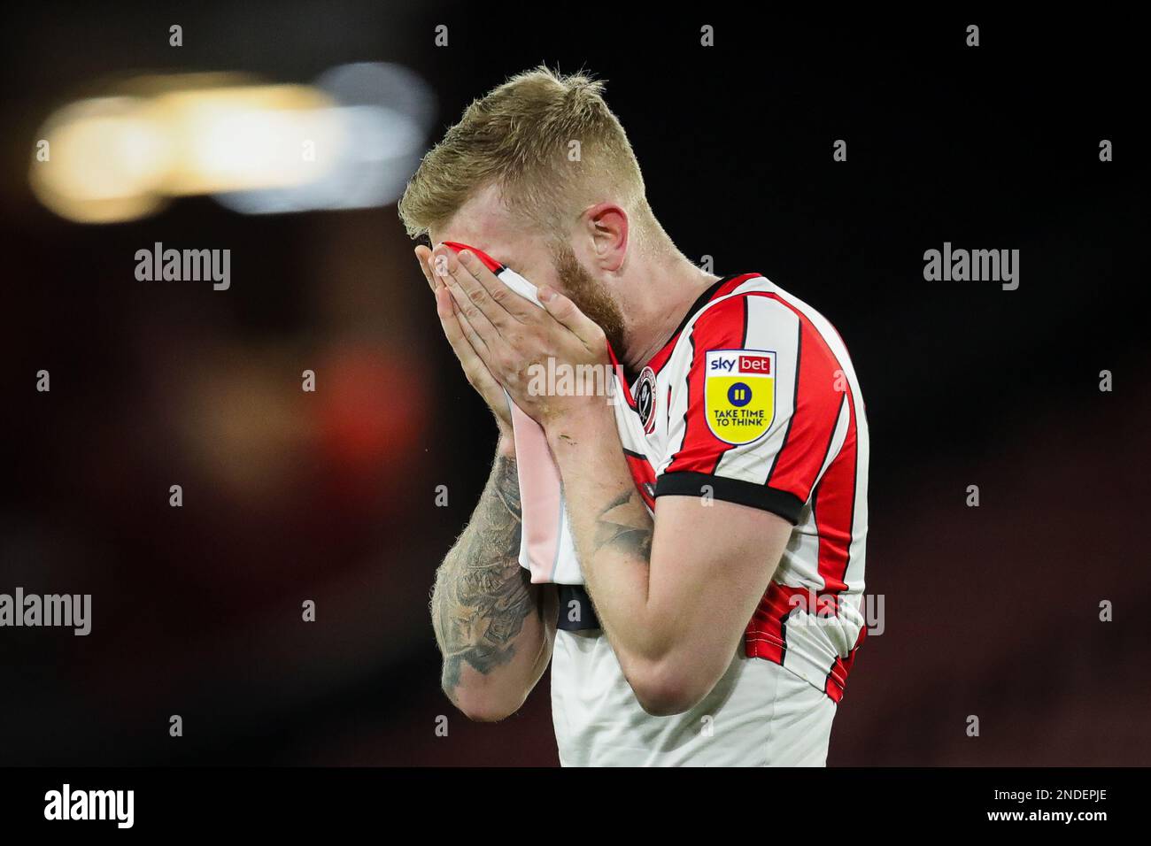 Oliver McBurnie #9 di Sheffield United copre il suo volto a tempo pieno dopo la partita del campionato Sky Bet Sheffield United contro Middlesbrough a Bramall Lane, Sheffield, Regno Unito, 15th febbraio 2023 (Foto di James Heaton/News Images) Foto Stock