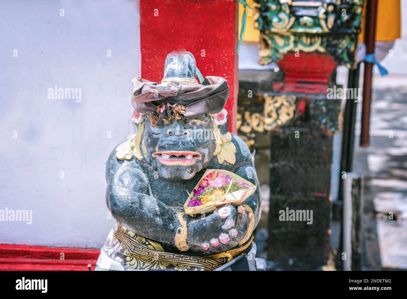 La tradizionale statua della guardia Balinesiana di solito collocata nei punti di ingresso a luoghi pubblici o privati, foto ravvicinata Foto Stock