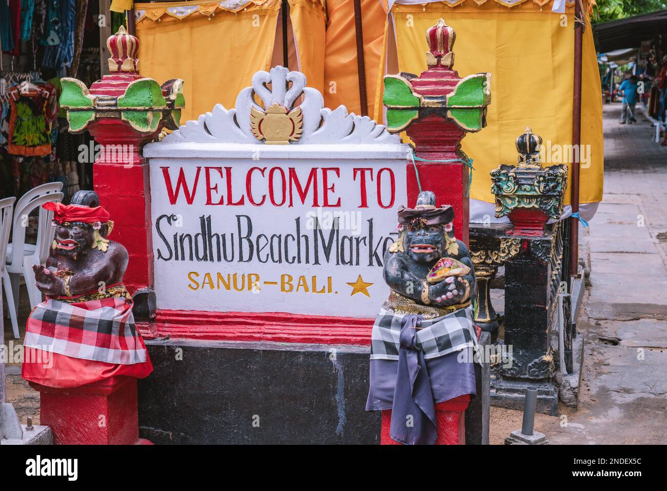 Benvenuti al mercato sulla spiaggia di Sindhu a Sanur Bali, punto d'ingresso con saluto decorato da due statue di guardia demoniaca in stile tradizionale balinese, da vicino Foto Stock