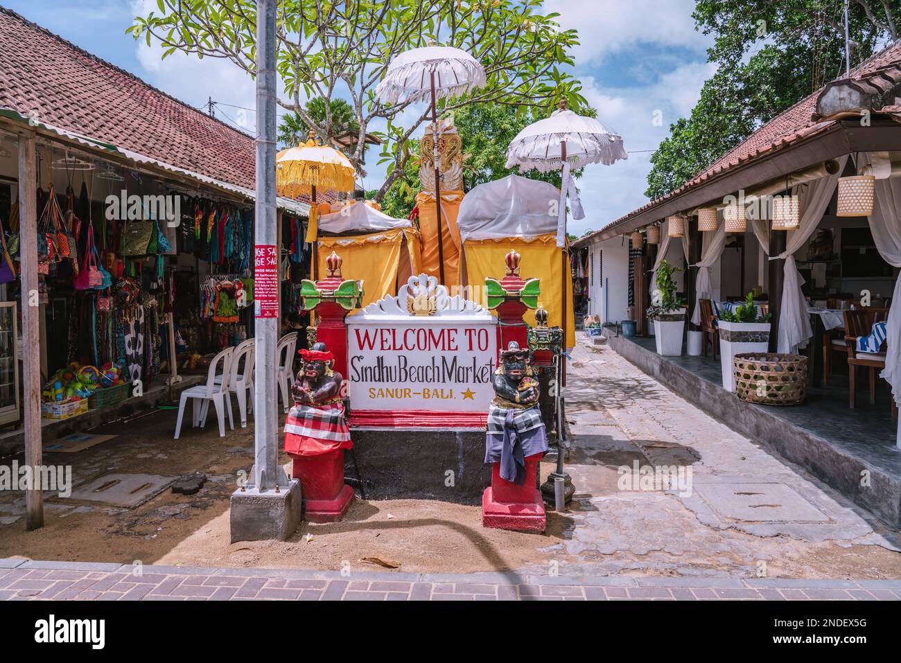 Benvenuti al mercato sulla spiaggia di Sindhu al Sanur Bali Message al punto d'ingresso, saluto decorato da due statue di guardia demoniaca in stile tradizionale balinese Foto Stock