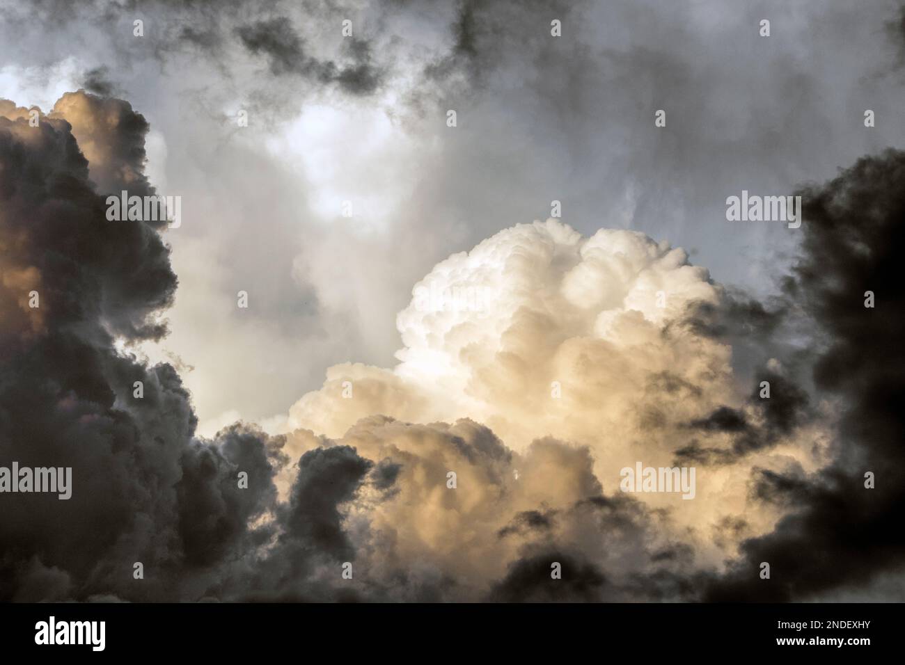 nuvole che promettono pioggia. ambiente cupo e drammatico e tempesta imminente. Foto Stock