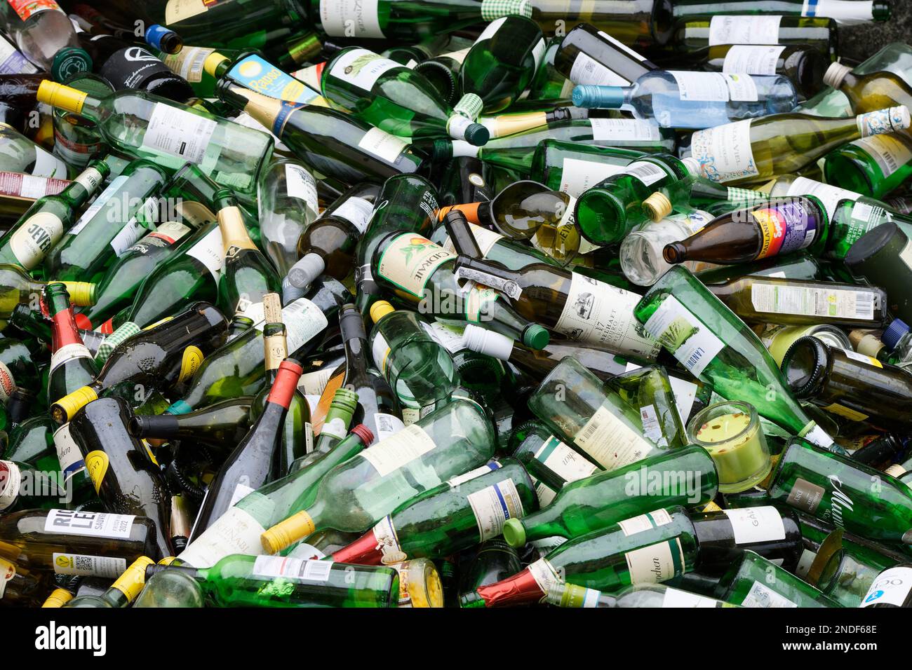 Colonia, Germania, febbraio 3 2023: Il vetro di scarto viene raccolto per essere riutilizzato Foto Stock