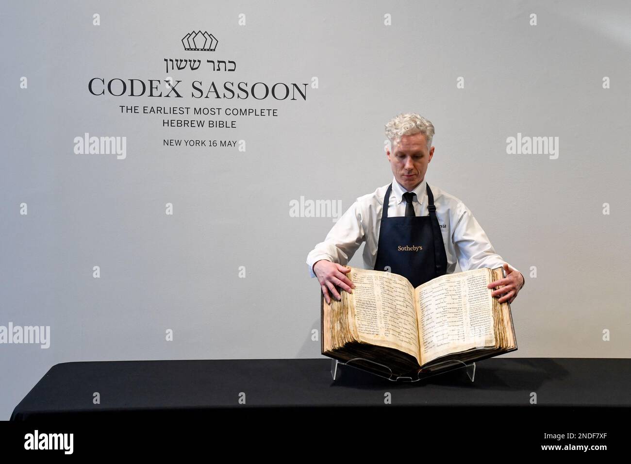 New York, Stati Uniti. 15th Feb, 2023. Il Codex Sassoon è presentato prima dell'asta da Sotheby's a New York, NY, il 15 febbraio 2023. Codex Sassoon è la prima e più completa Bibbia ebraica mai scoperto, risalente al 9th ° secolo. (Foto di Efren Landaos/Sipa USA) Credit: Sipa USA/Alamy Live News Foto Stock
