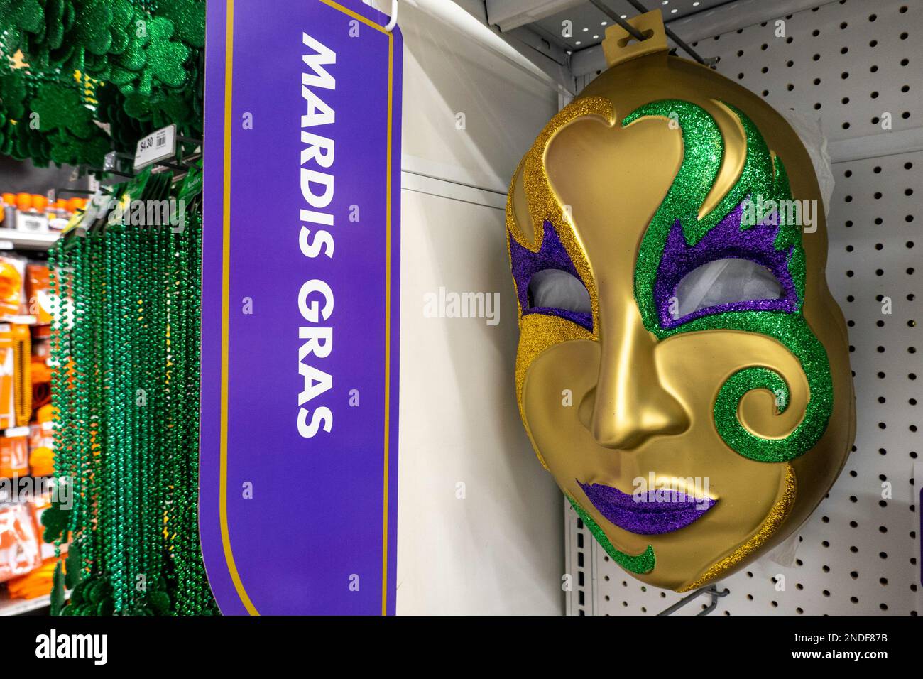 Sezione di Mardis Gras con maschere a Party City, 2023, NYC, USA Foto Stock