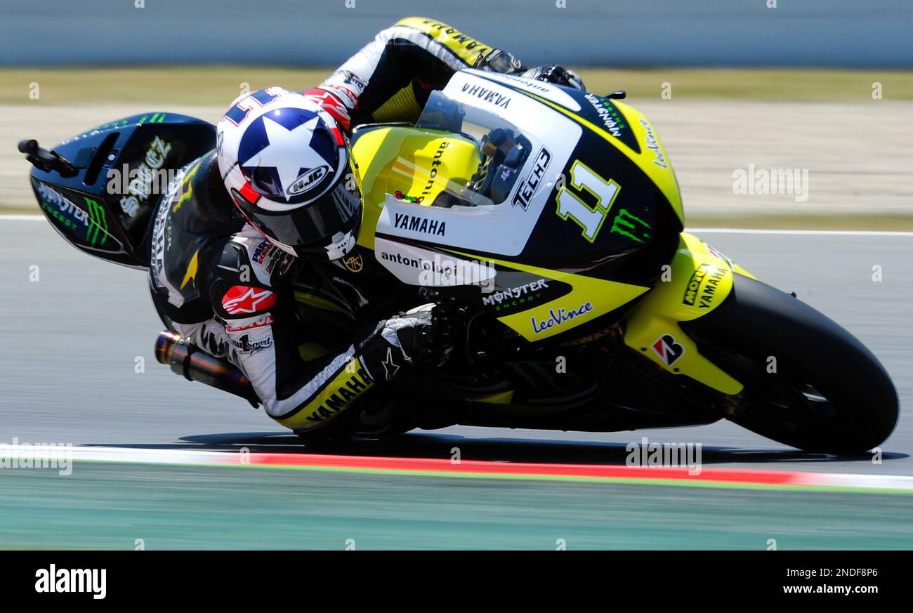MotoGP Yamaha rider Ben Spies from U.S. steers his Yamaha during the qualifaying practice for the Catalunya Grand Prix at the racetrack of Montmelo, near Barcelona, Spain, Saturday, July 3, 2010. The Catalunya Grand Prix will take place next Sunday in Montmelo. (AP Photo/David Ramos) Foto Stock
