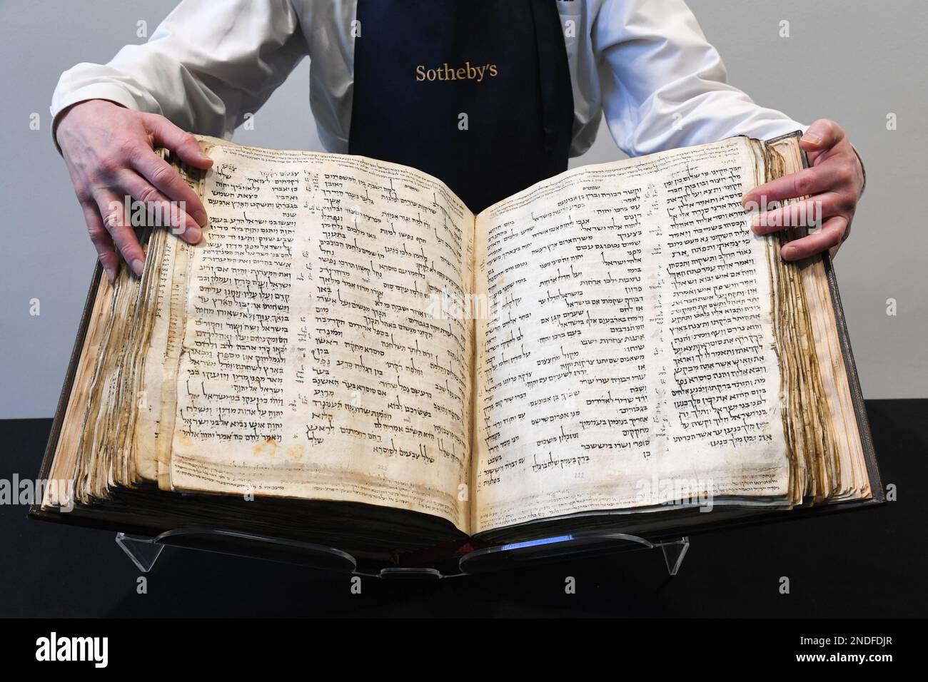 New York, Stati Uniti. 15th Feb, 2023. Il Codex Sassoon è presentato prima dell'asta da Sotheby's a New York, NY, il 15 febbraio 2023. Codex Sassoon è la prima e più completa Bibbia ebraica mai scoperto, risalente al 9th ° secolo. (Foto di Efren Landaos/Sipa USA) Credit: Sipa USA/Alamy Live News Foto Stock