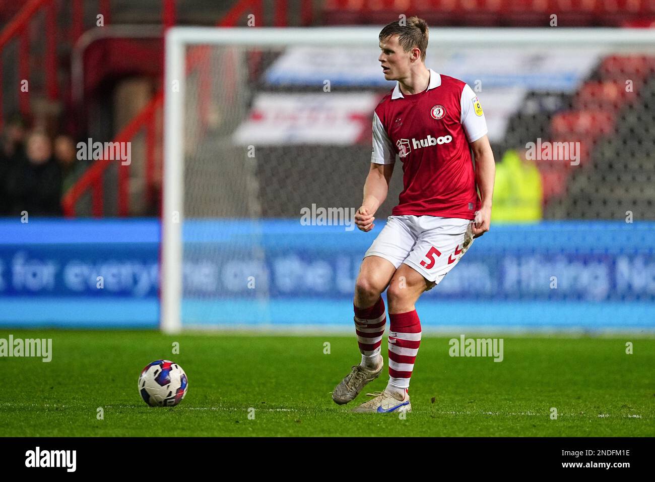 Bristol, Regno Unito. 15 febbraio 2023. Robert Atkinson di Bristol City in azione durante la partita EFL Sky Bet Championship tra Bristol City e Wigan Athletic ad Ashton Gate, Bristol, Inghilterra il 15 febbraio 2023. Foto di Scott Boulton. Solo per uso editoriale, licenza richiesta per uso commerciale. Non è utilizzabile nelle scommesse, nei giochi o nelle pubblicazioni di un singolo club/campionato/giocatore. Credit: UK Sports Pics Ltd/Alamy Live News Foto Stock
