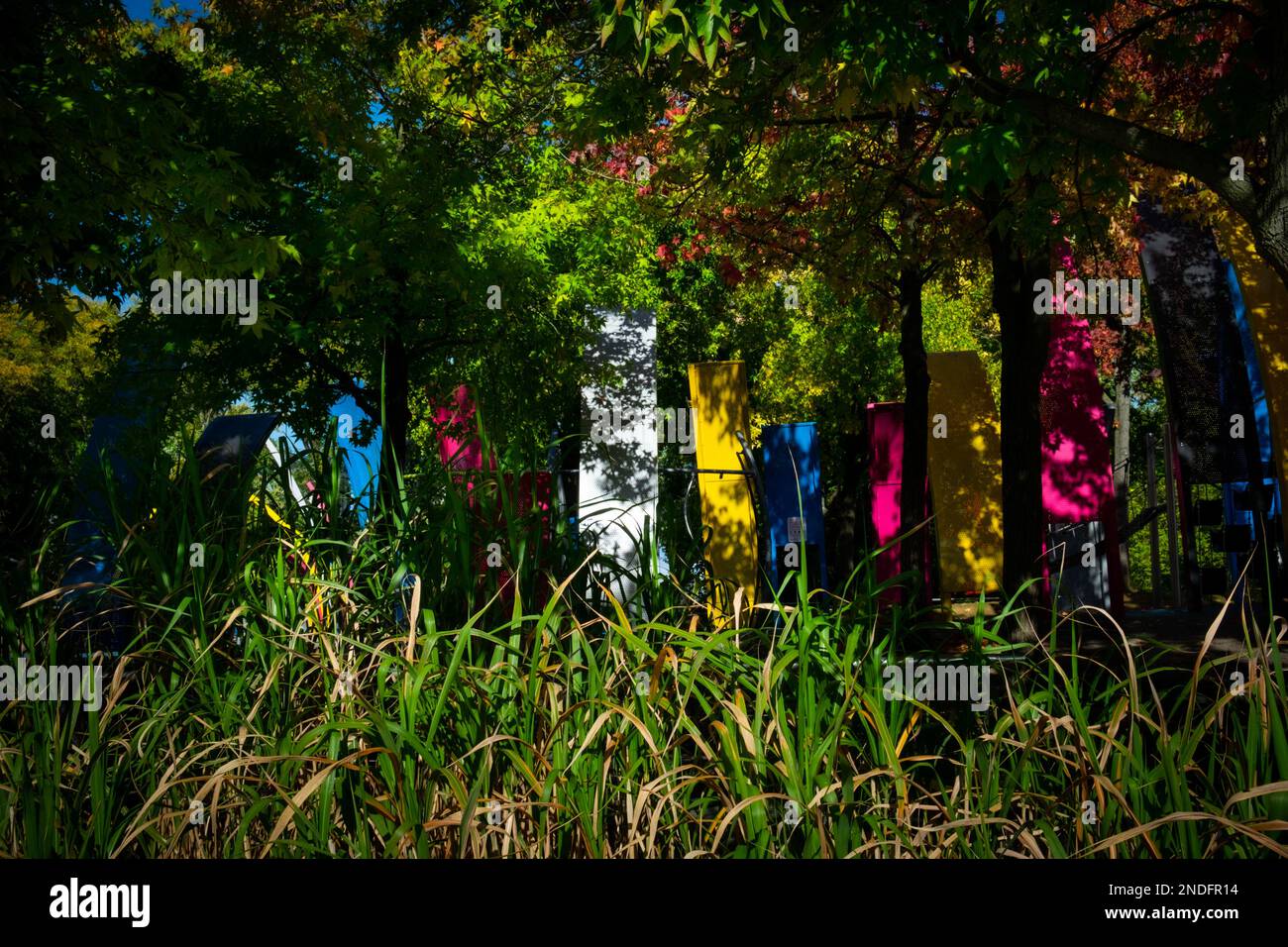 Parigi, Francia, ottobre 2022, vista di pannelli metallici colorati nel Jardin du Dragon, Parco della Villette Foto Stock