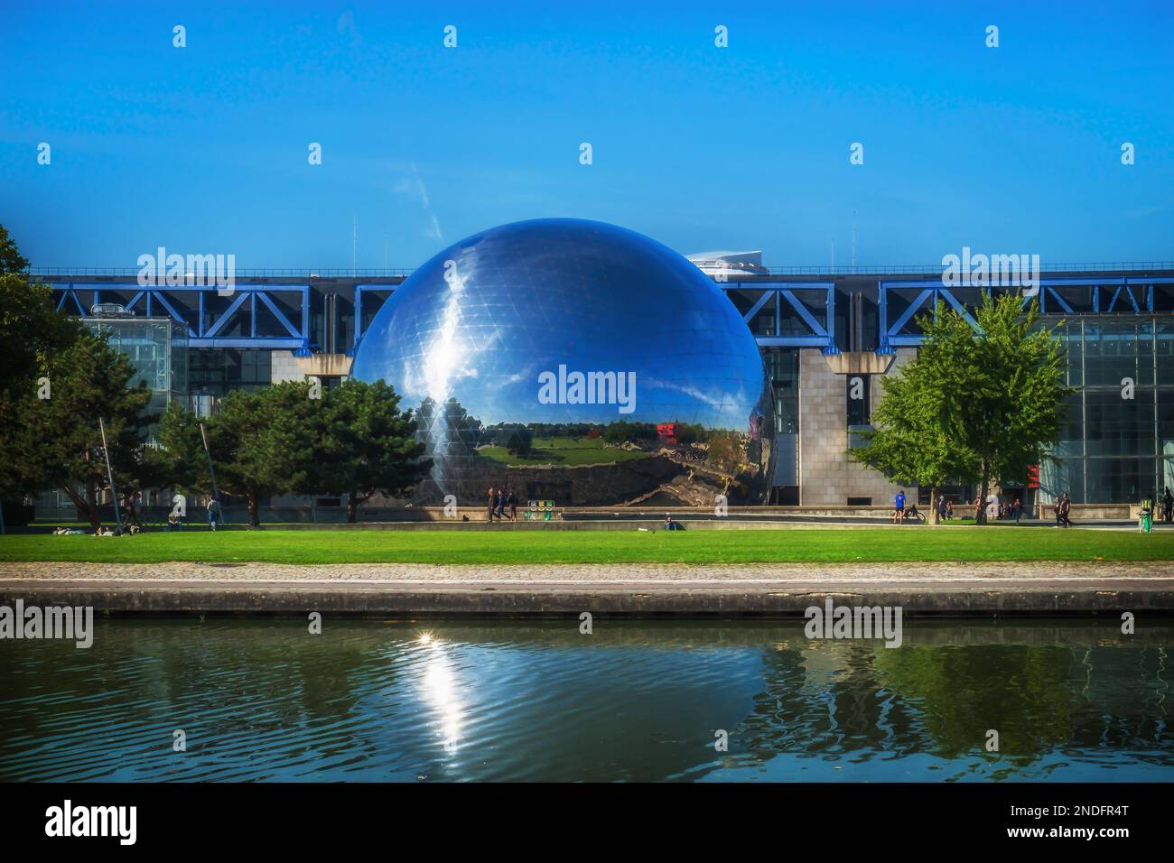 Parigi, Francia, ottobre 2022, vista di la Geode un edificio futuristico con un cinema utilizzando la tecnologia Imax, Parco della Villette Foto Stock