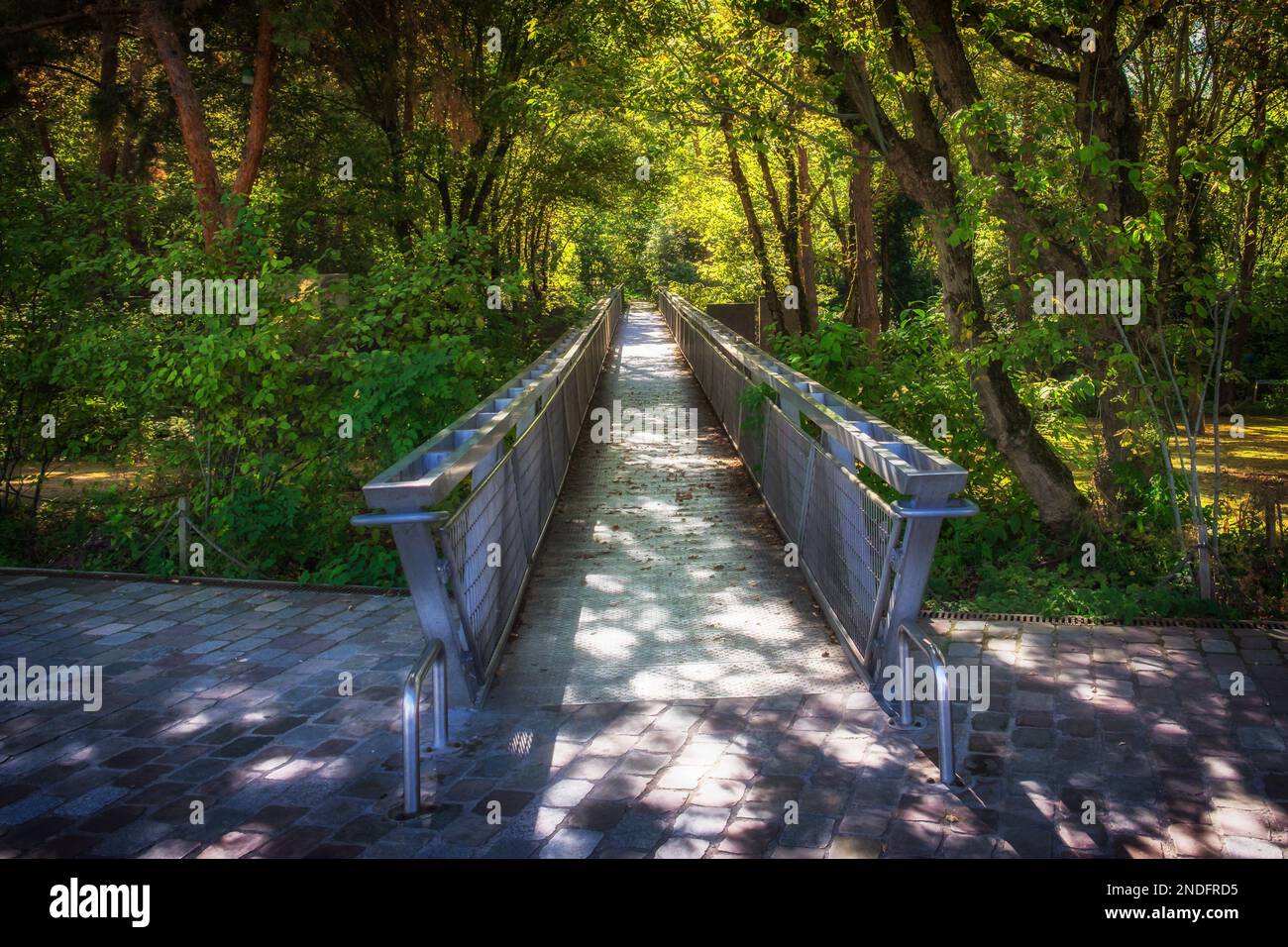 Parigi, Francia, ottobre 2022, vista di una passerella nel parco di la Villette Foto Stock