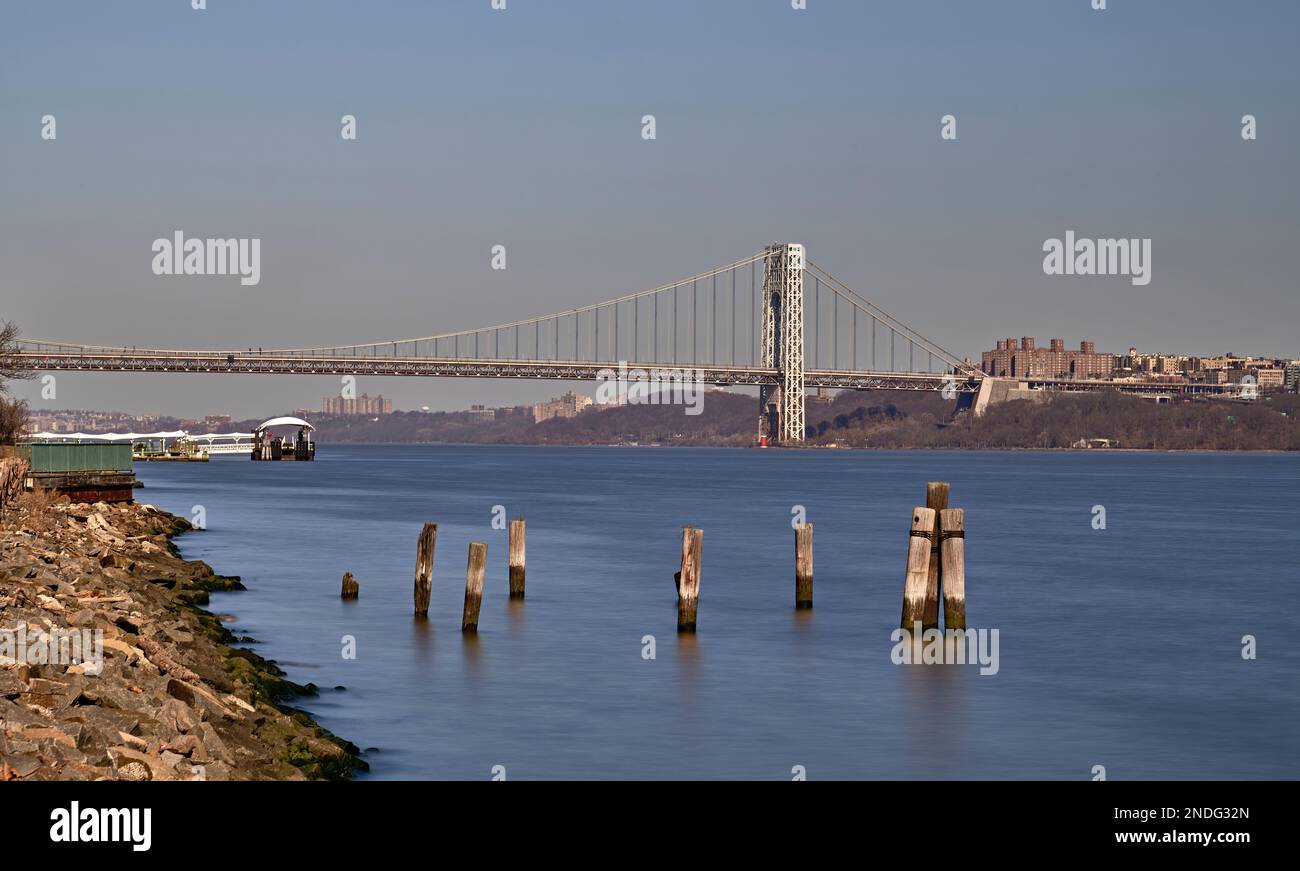 Una lunga esposizione con vista sul George Washington Bridge. Guardando New York dal percorso a piedi del fiume Hudson a Edgewater, New Jersey. Foto Stock