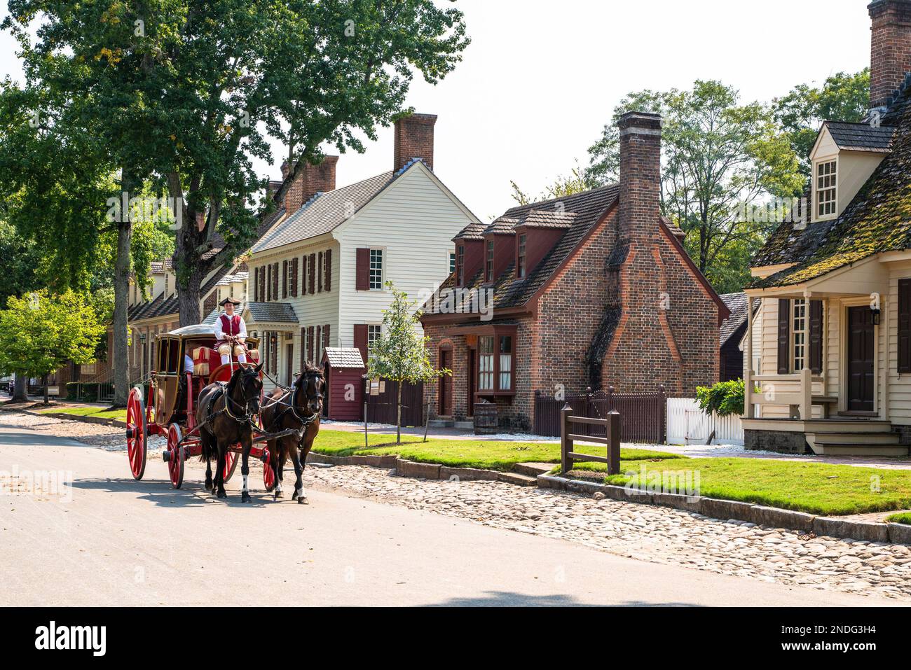 Williamsburg, Virginia, USA - 12 settembre 2021: Scena di strada con carrozza trainata da cavalli lungo la strada nella storica città coloniale di Williamsburg VA. Foto Stock