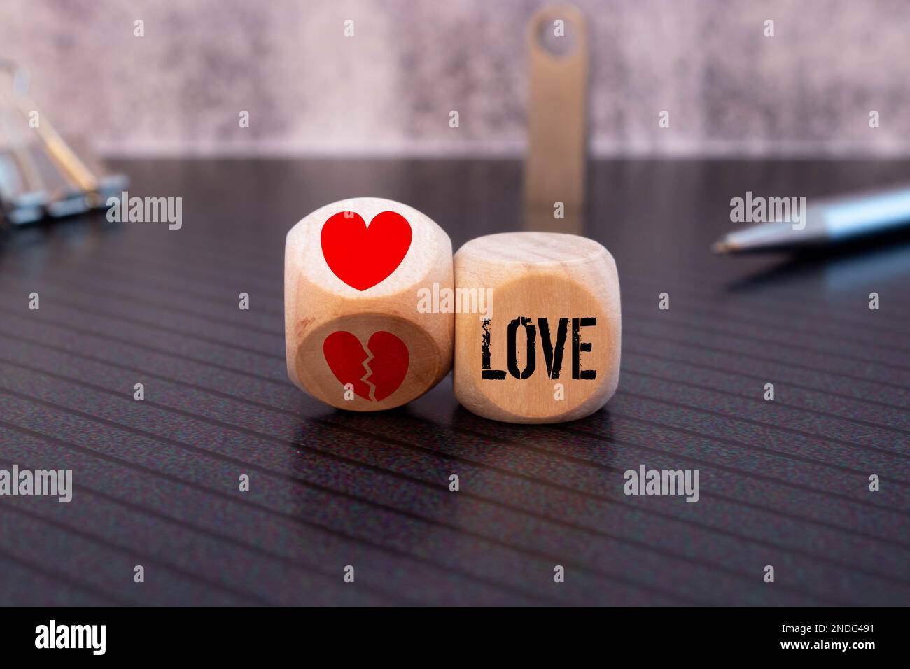 Amore non riacclamato. Rifiuto del riconoscimento nell'amore. Rifiuto delle relazioni, interruzione delle relazioni. Cuore spezzato. Foto Stock