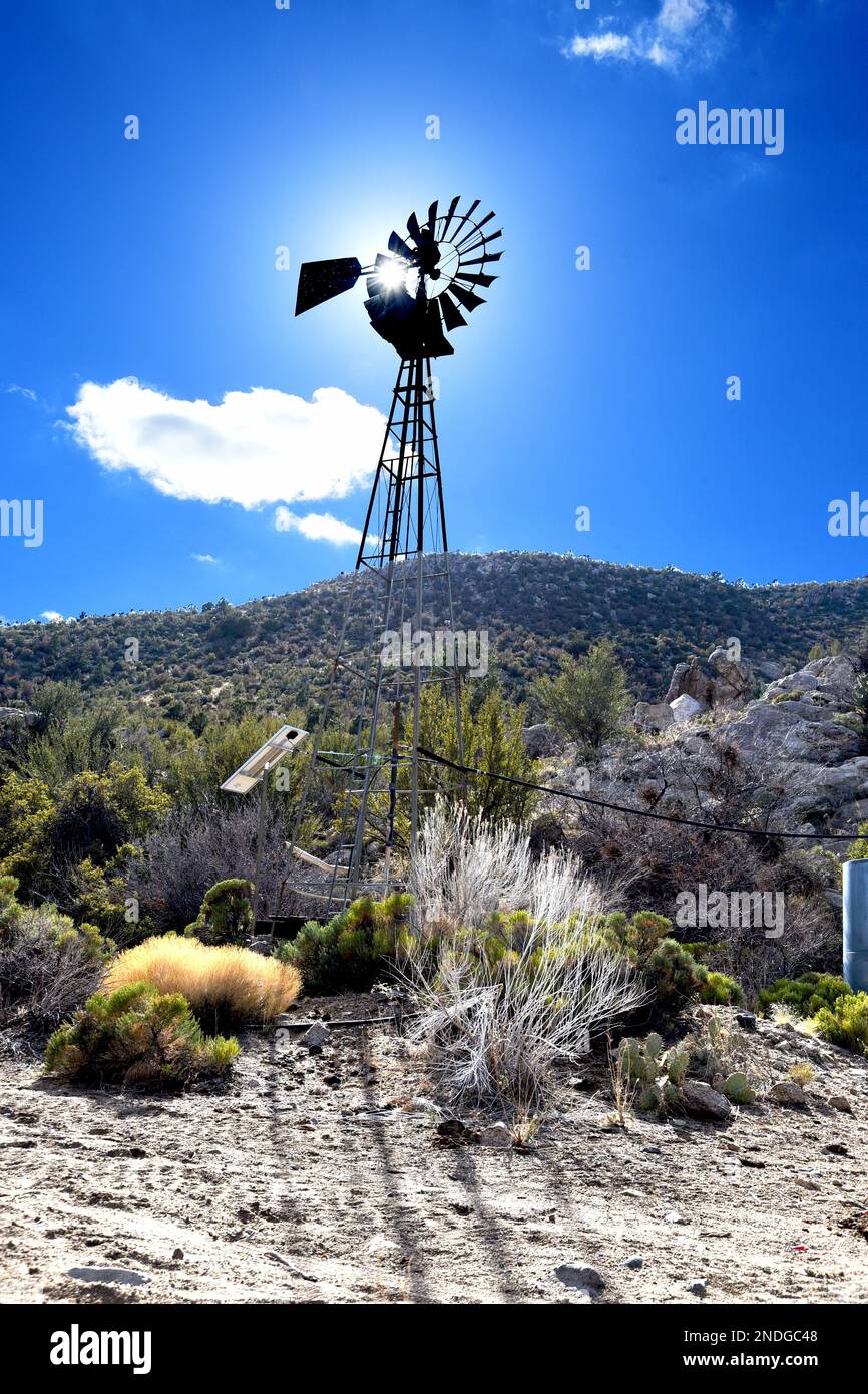 Un mulino a vento nel deserto vicino a Kingman, Arizona Foto Stock