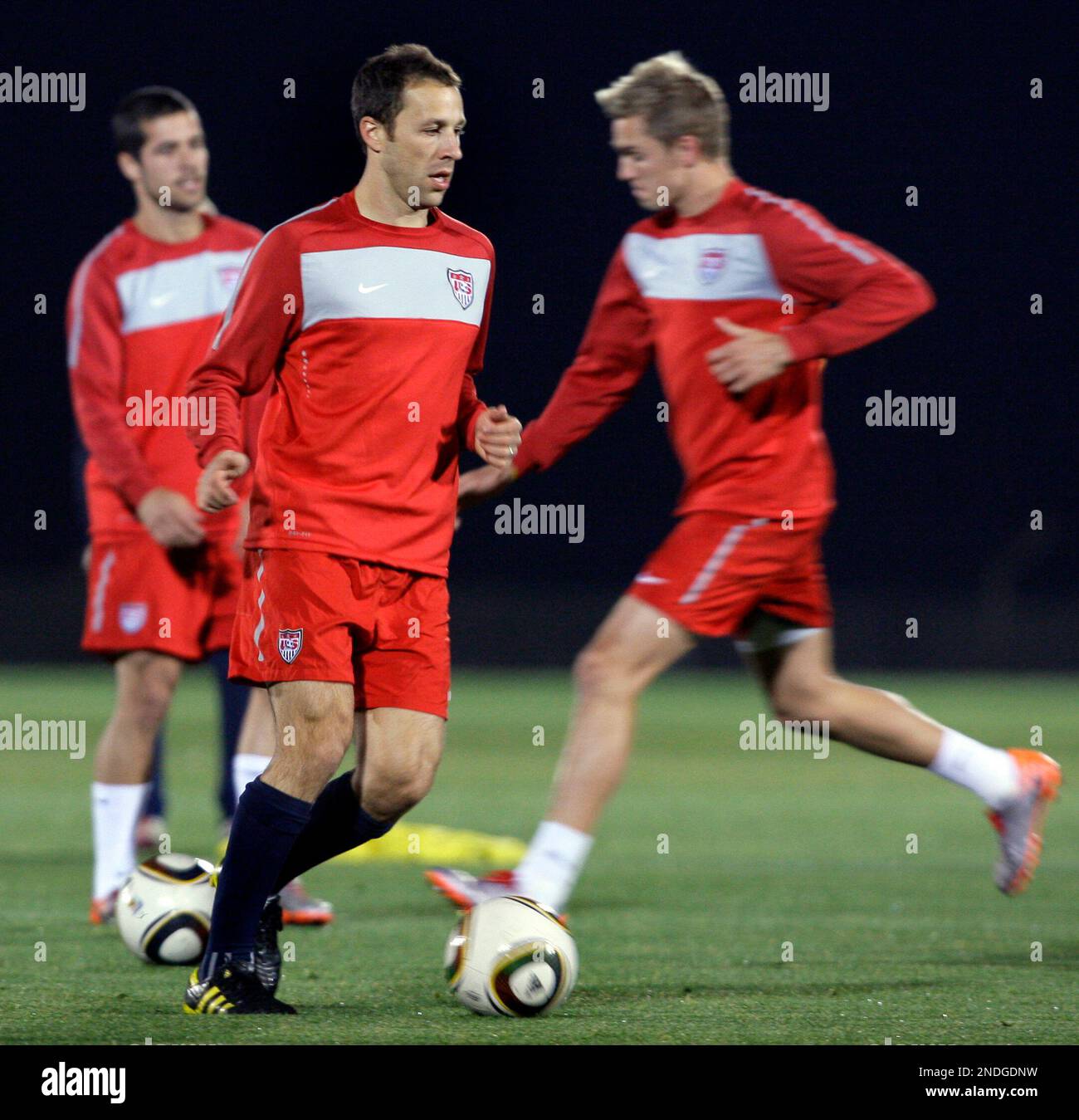 U.S. national soccer players, from left, Benny Feilhaber, Steve Cherundolo, and Stuart Holden train at Mogwase Stadium in Mogwase, South Africa Friday, June 25, 2010. The U.S. team is preparing for their round of 16 World Cup match against Ghana on Saturday. (AP Photo/Elise Amendola) Foto Stock