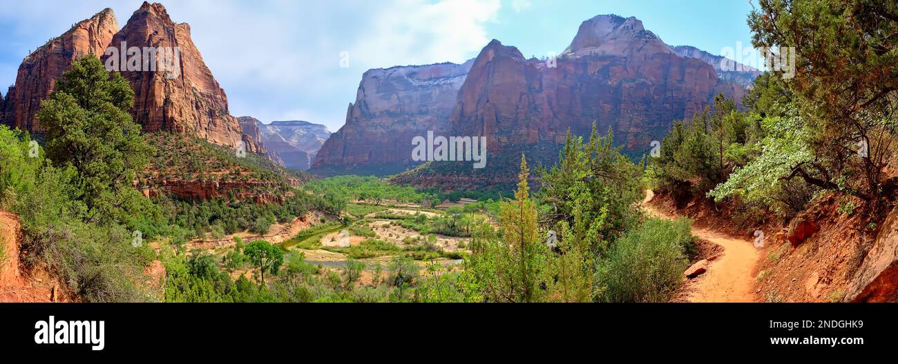 Vista panoramica lungo il sentiero Kayenta e il Parco Nazionale di Zion. Maestose formazioni rocciose si ergono alte alla luce del sole. Foto Stock