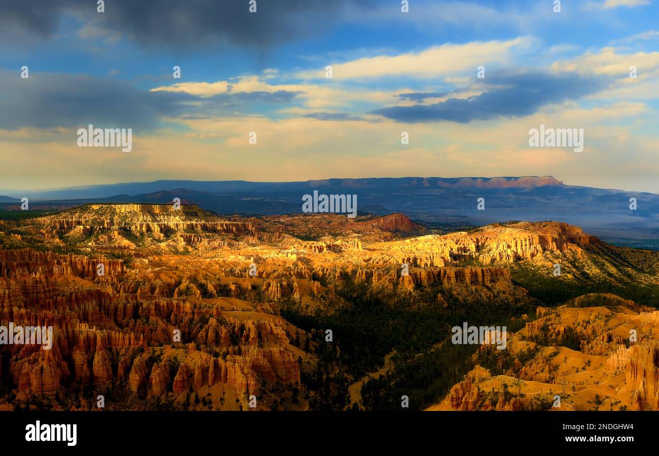 Il tocco sbiadente della luce del sole sul Bryce Canyon mentre il tramonto si avvicina, evidenziando le texture e i colori delle formazioni rocciose. Foto Stock