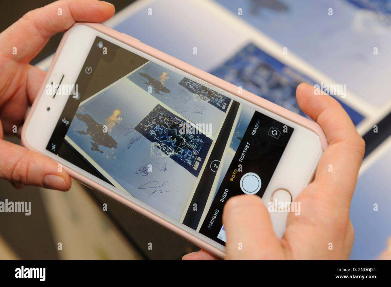 Ukrposhta ha lanciato un nuovo francobollo dedicato agli operatori che ripristinano le infrastrutture critiche dopo gli attacchi missilistici nemici, è chiamato 'Guerrieri della luce. Guerrieri del bene'. La Russia invase l'Ucraina il 24 febbraio 2022, scatenando il più grande attacco militare in Europa dalla seconda guerra mondiale Foto Stock