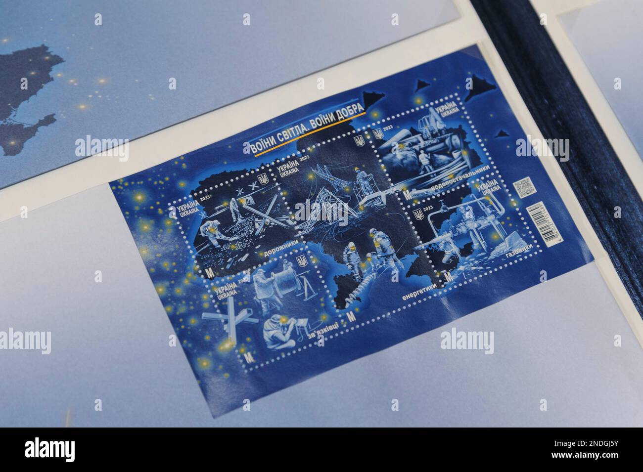 Ukrposhta ha lanciato un nuovo francobollo dedicato agli operatori che ripristinano le infrastrutture critiche dopo gli attacchi missilistici nemici, è chiamato 'Guerrieri della luce. Guerrieri del bene'. La Russia invase l'Ucraina il 24 febbraio 2022, scatenando il più grande attacco militare in Europa dalla seconda guerra mondiale Foto Stock