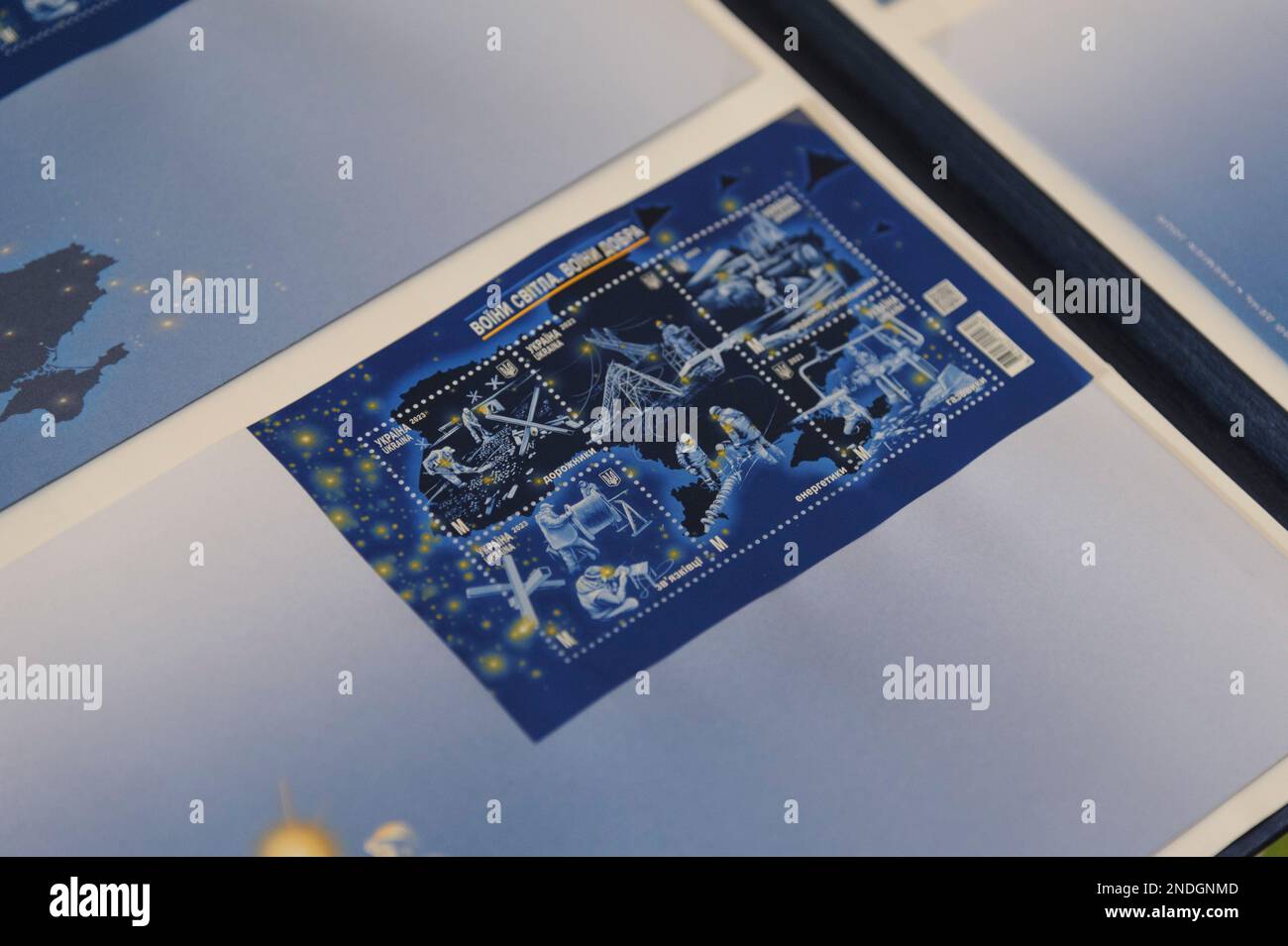 Lviv, Ucraina. 15th Feb, 2023. Ukrposhta ha lanciato un nuovo francobollo dedicato agli operatori che ripristinano le infrastrutture critiche dopo gli attacchi missilistici nemici, è chiamato 'Guerrieri della luce. Guerrieri del bene'. La Russia invase l'Ucraina il 24 febbraio 2022, scatenando il più grande attacco militare in Europa dalla seconda guerra mondiale (Foto di Mykola TYS/SOPA Images/Sipa USA) Credit: Sipa USA/Alamy Live News Foto Stock