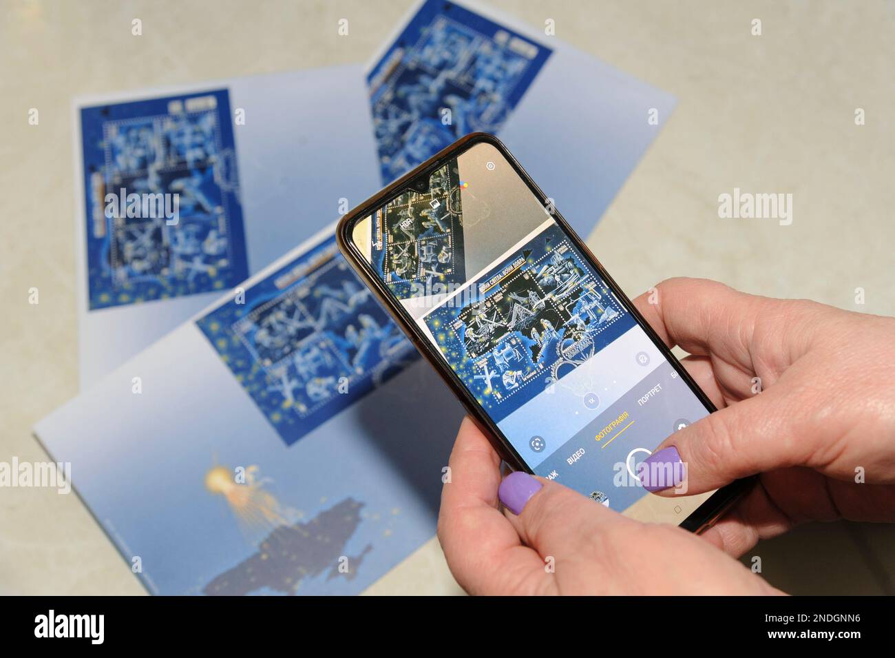 Lviv, Ucraina. 15th Feb, 2023. Ukrposhta ha lanciato un nuovo francobollo dedicato agli operatori che ripristinano le infrastrutture critiche dopo gli attacchi missilistici nemici, è chiamato 'Guerrieri della luce. Guerrieri del bene'. La Russia invase l'Ucraina il 24 febbraio 2022, scatenando il più grande attacco militare in Europa dalla seconda guerra mondiale (Foto di Mykola TYS/SOPA Images/Sipa USA) Credit: Sipa USA/Alamy Live News Foto Stock