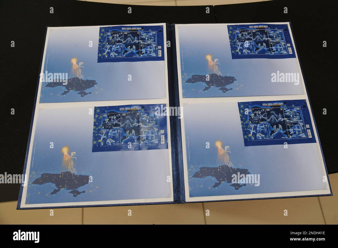 Lviv, Ucraina. 15th Feb, 2023. Ukrposhta ha lanciato un nuovo francobollo dedicato agli operatori che ripristinano le infrastrutture critiche dopo gli attacchi missilistici nemici, si chiama ''Guerrieri della luce. Guerrieri del bene''. La Russia invase l'Ucraina il 24 febbraio 2022, scatenando il più grande attacco militare in Europa dalla seconda guerra mondiale (Credit Image: © Mykola TYS/SOPA Images via ZUMA Press Wire) SOLO PER USO EDITORIALE! Non per USO commerciale! Foto Stock