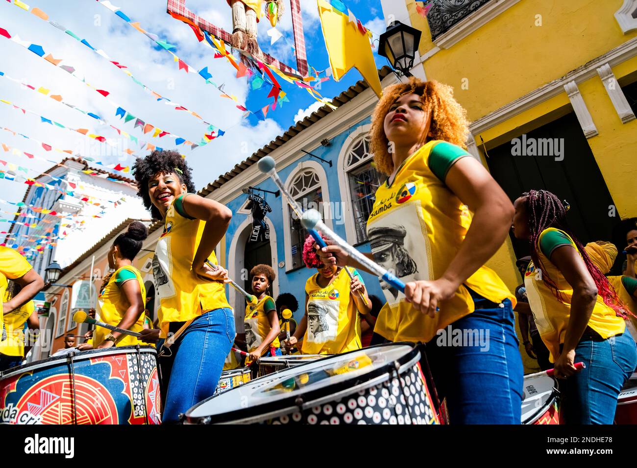 Salvador, Bahia, Brasile - 22 giugno 2018: I membri della band di percussioni Dida sono visti durante una performance a Pelourinho. Città di Salvador, Bahia. Foto Stock