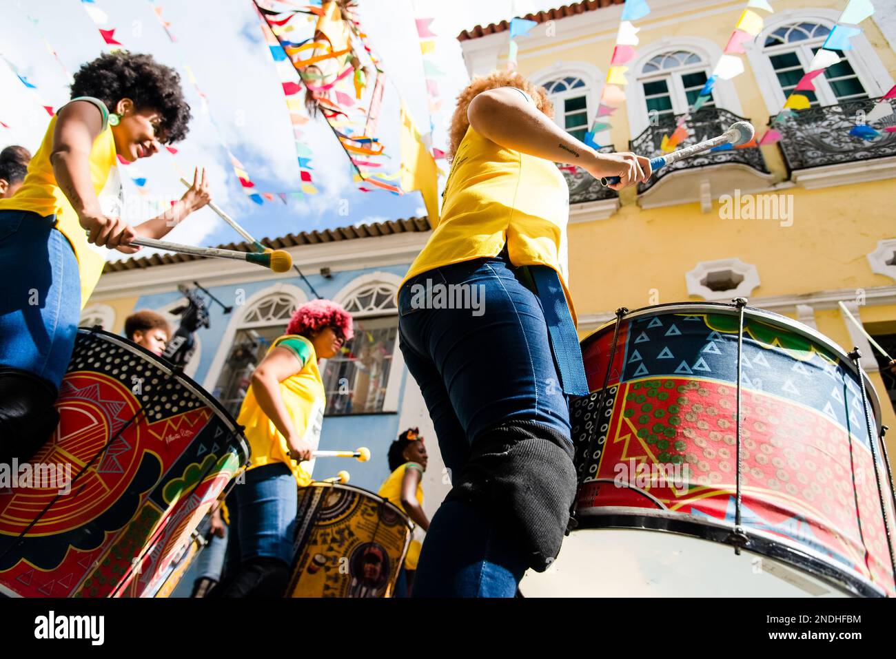 Salvador, Bahia, Brasile - 22 giugno 2018: Musicisti della band di percussioni Dida suonano in una presentazione nel centro storico di Salvador. Pelourinho Foto Stock