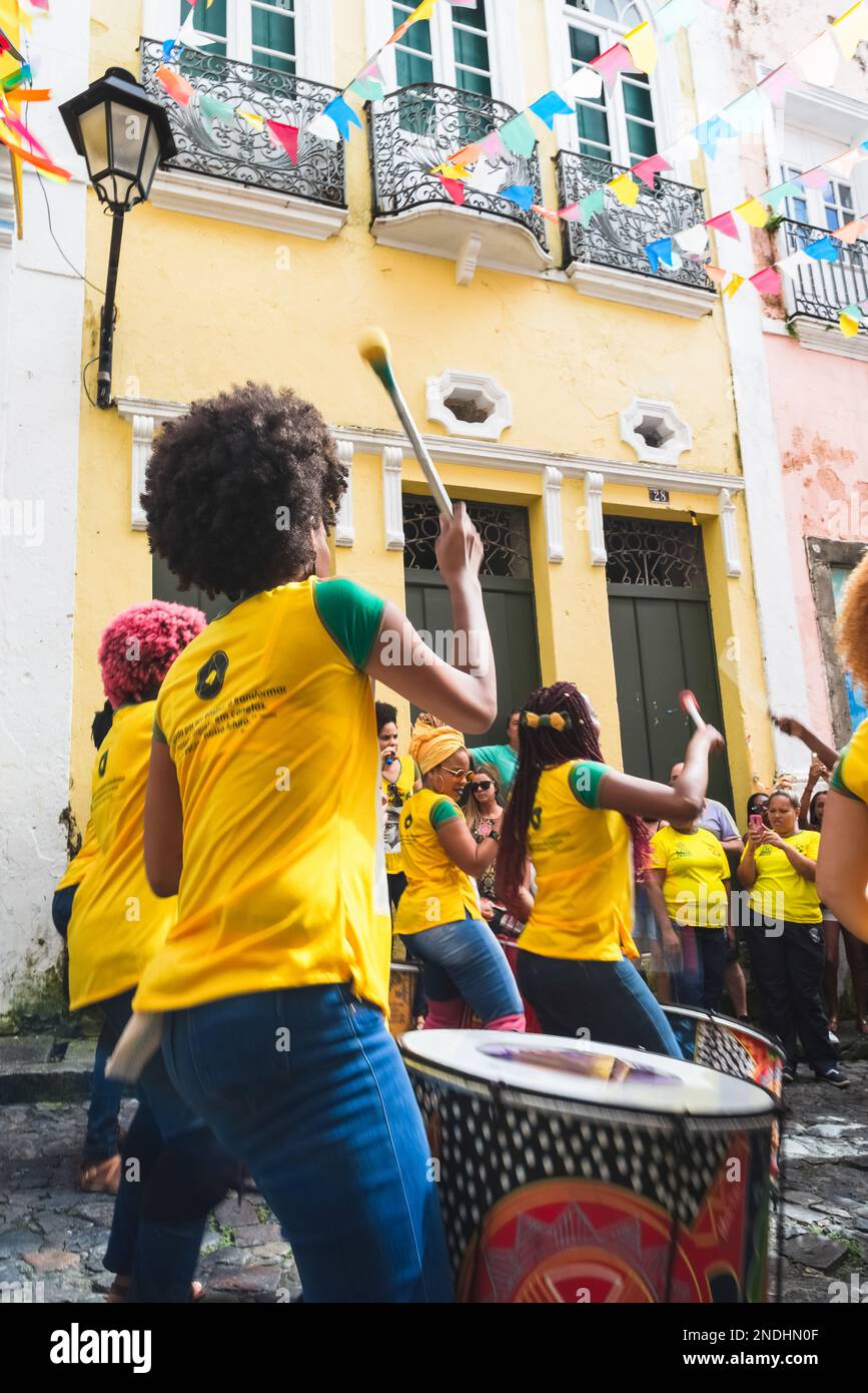 Salvador, Bahia, Brasile - 22 giugno 2018: Percussionisti della band Dida suonano durante una presentazione a Pelourinho. Salvador, Bahia. Foto Stock