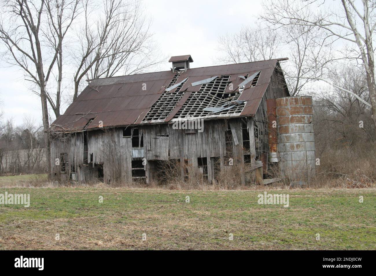 Vecchio fienile del Missouri in una fattoria da giorni passati addio. Foto Stock