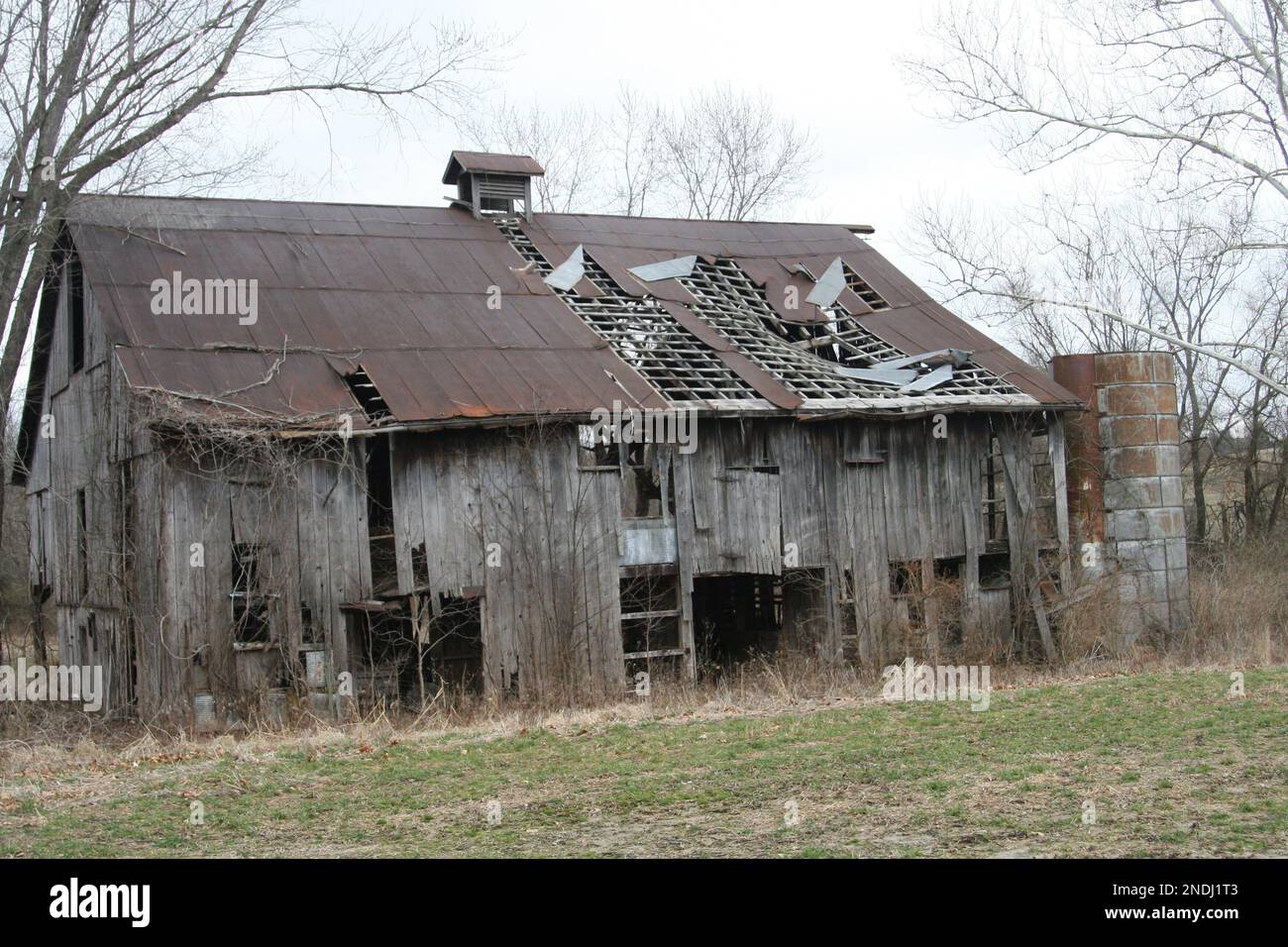 Vecchio fienile del Missouri in una fattoria da giorni passati addio. Foto Stock