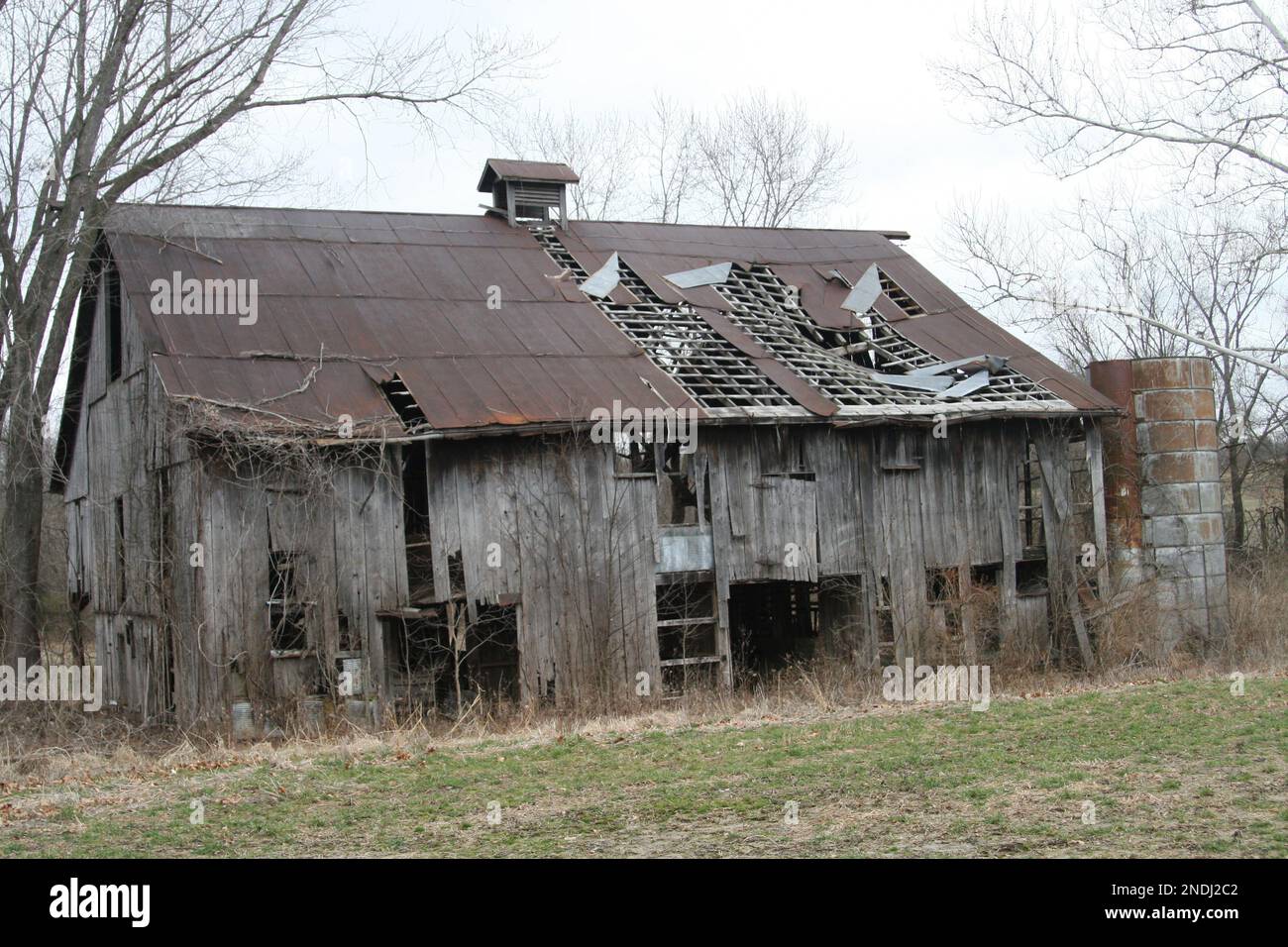 Vecchio fienile del Missouri in una fattoria da giorni passati addio. Foto Stock