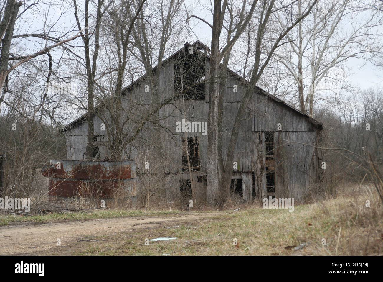 Vecchio fienile del Missouri in una fattoria da giorni passati addio. Foto Stock