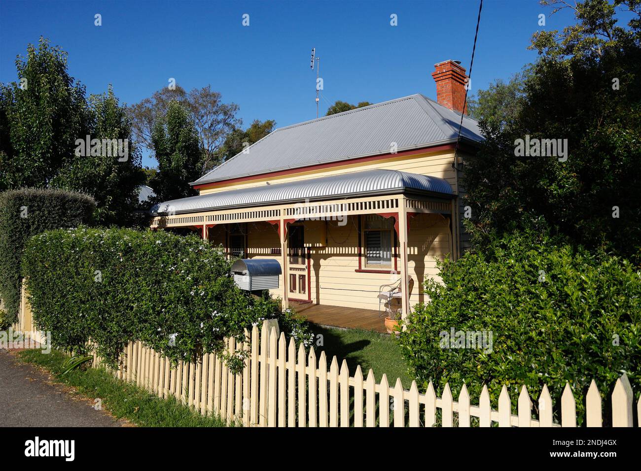 Cottage tradizionale con veranda a Paynesville, Victoria, Australia. Foto Stock