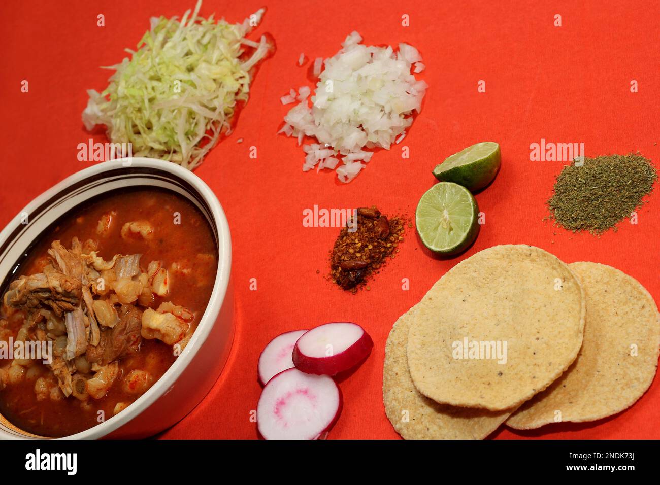 Piatti tipici messicani, piatto di pozole con mais, carne, verdure e toast Foto Stock