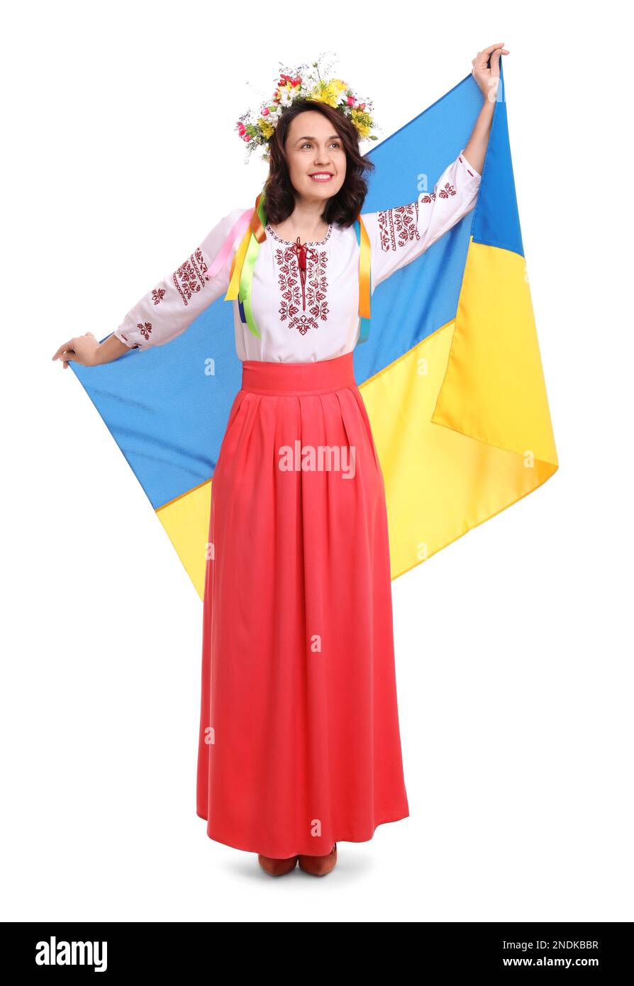 Donna felice in abiti nazionali con bandiera dell'Ucraina su sfondo bianco Foto Stock