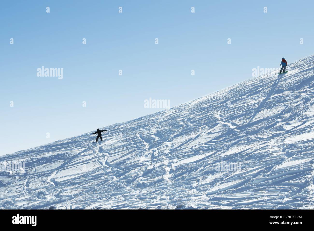 Sciatori maschili in pendenza presso il resort. Vacanze invernali Foto Stock