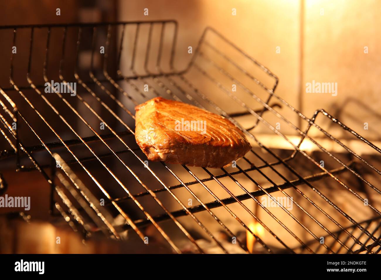 Cestello grigliato con tonno in forno, primo piano Foto Stock