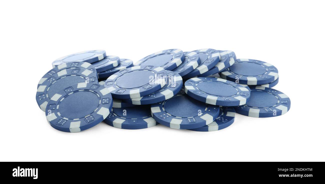 Pila di chip da poker su sfondo bianco Foto Stock