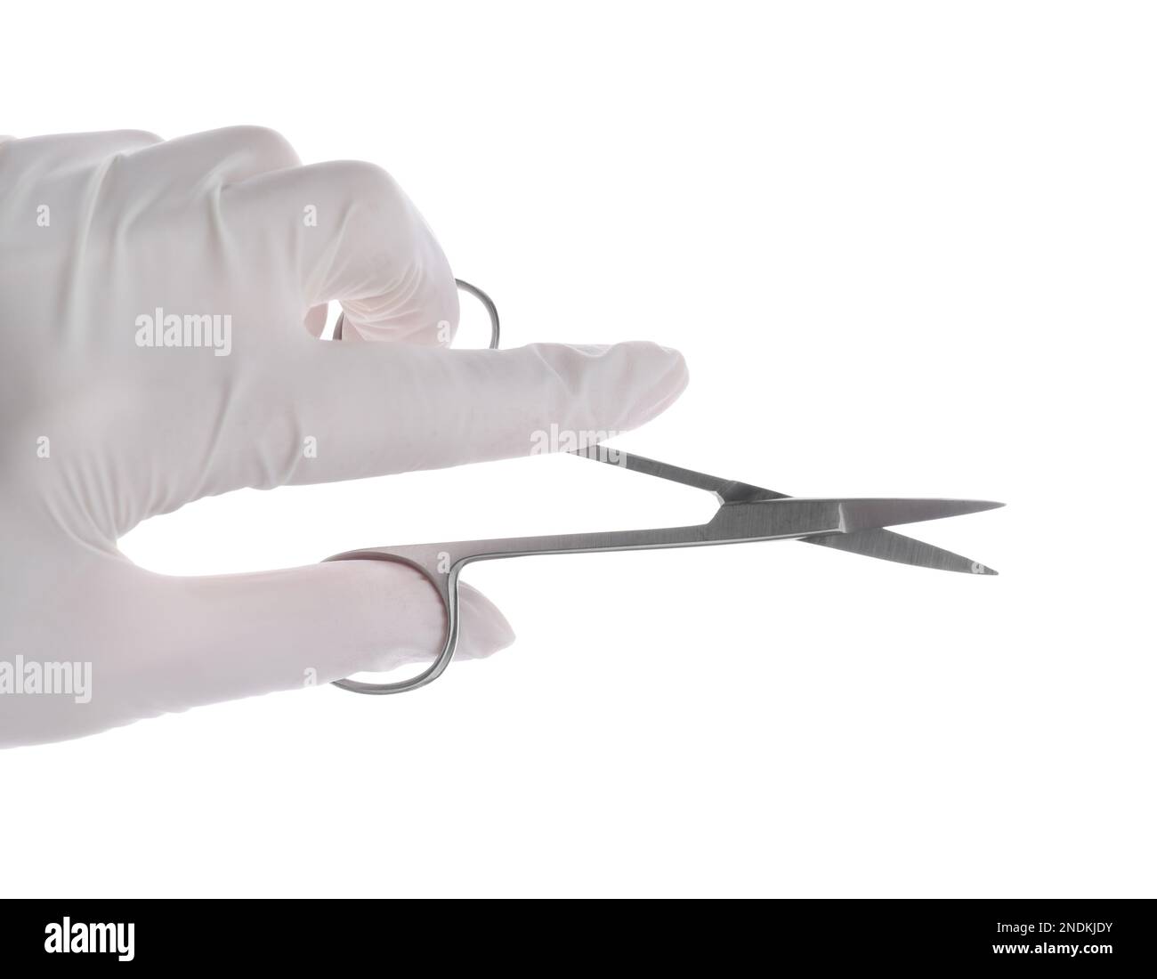 Medico tenendo forbici chirurgiche su sfondo bianco, primo piano. Strumento medico Foto Stock