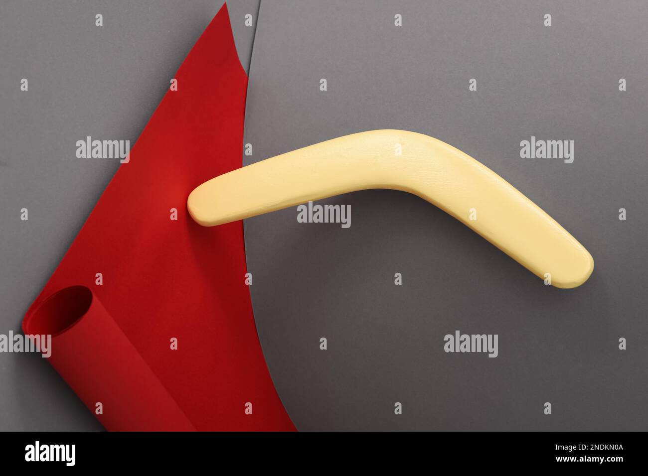 Composizione creativa con boomerang di legno giallo su sfondo colorato Foto Stock