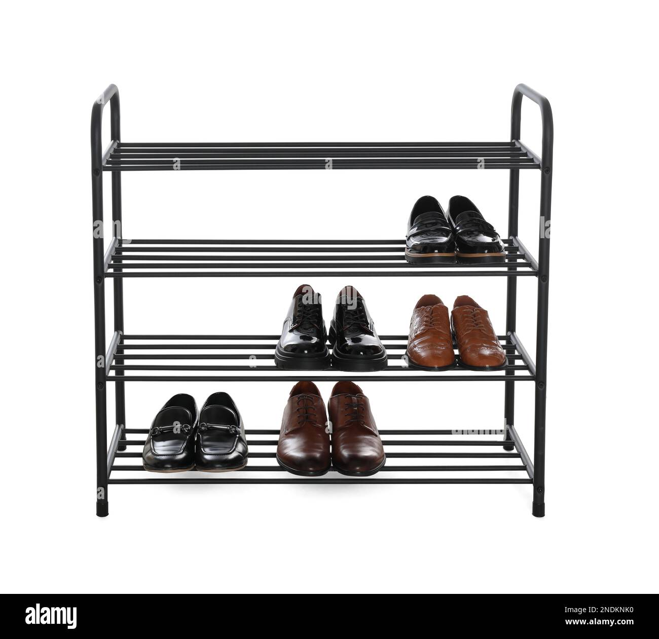 Elegante scaffalatura con diverse paia di scarpe su sfondo bianco. Idea di storage Foto Stock