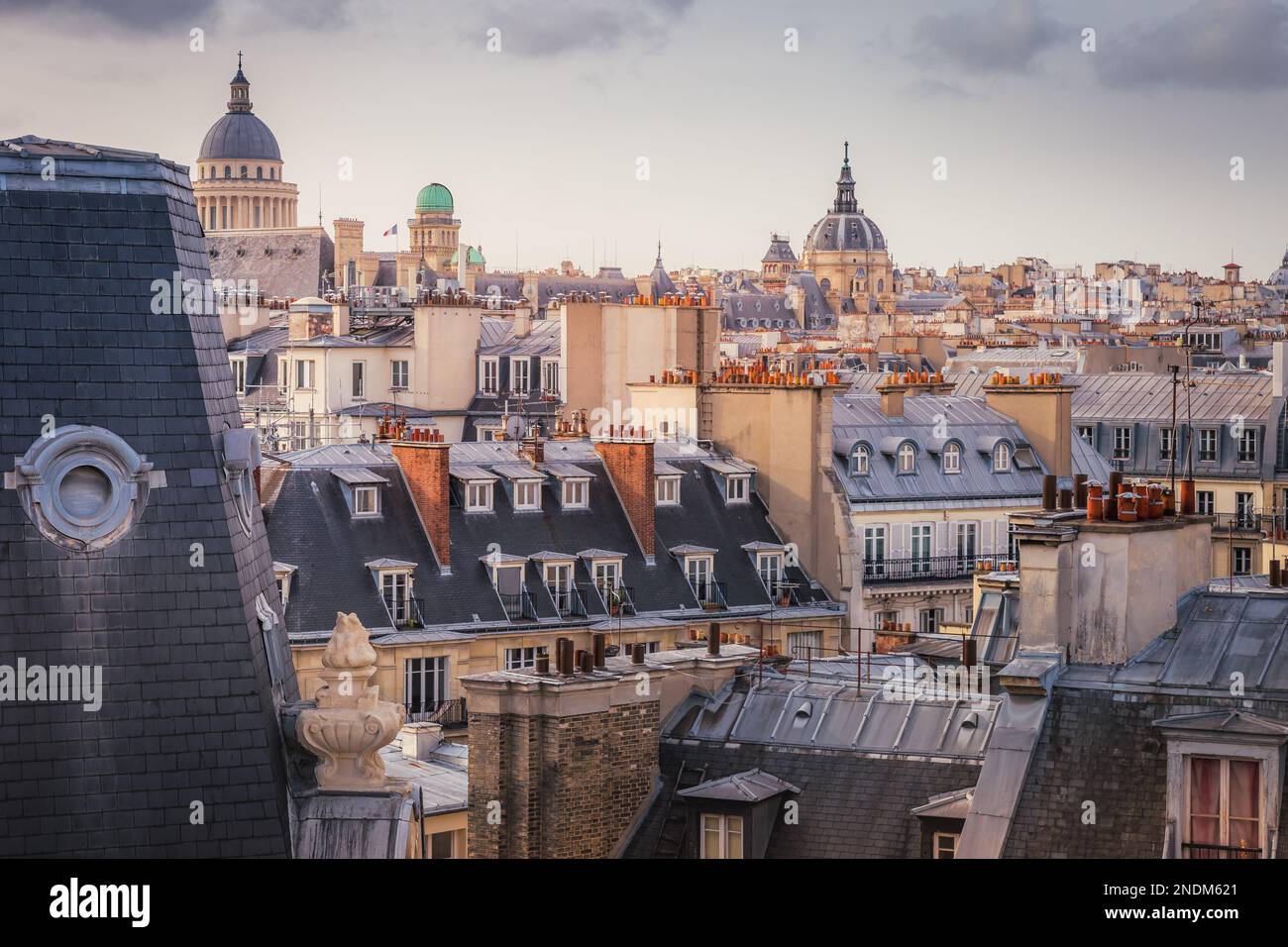Saint-Germain-des-Pres e architettura dei tetti francesi dall'alto all'alba dal quartiere latino, Parigi, Francia Foto Stock