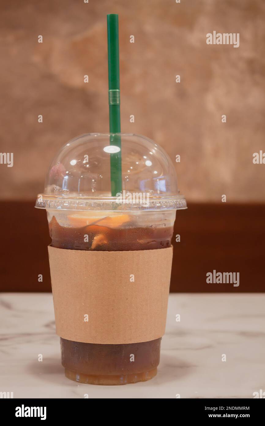 Caffè ghiacciato con arancia nella caffetteria, foto di magazzino Foto Stock