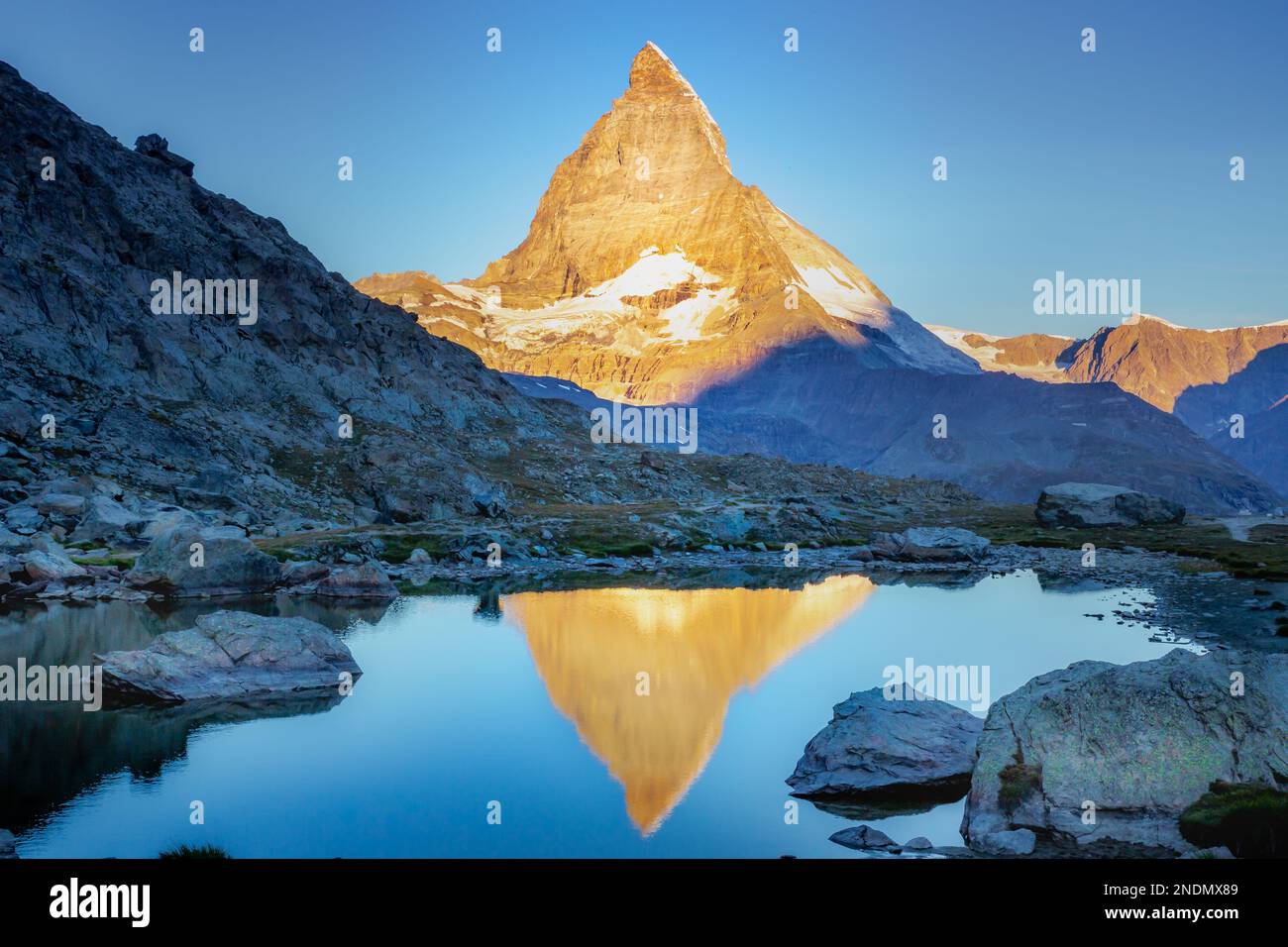 Riflesso del Cervino sul lago blu e placido all'alba, Alpi Svizzere, Zermatt, Svizzera Foto Stock