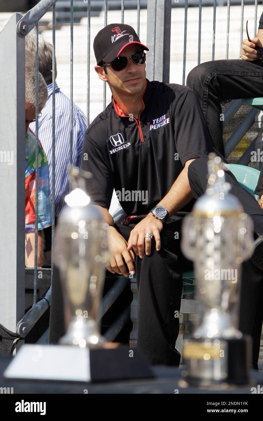 Pole-sitter Helio Castroneves, of Brazil, listens during the driver meeting for the Indianapolis 500 auto race at the Indianapolis Motor Speedway in Indianapolis, Saturday, May 29, 2010. The race will be run Sunday. (AP Photo/Darron Cummings) Foto Stock